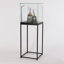 Form Department  PODIUM.M3 – Haubenvitrine mit Drehtür auf Metallgestell