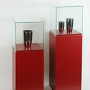 Form Department PODIUM.G57 – Puristische Haubenvitrine, abschließbar