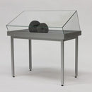 Form Department ATRIUM.Z15 – Tischvitrine mit schräger Glashaube