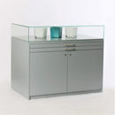 Form Department PODIUM.S23 – Thekenvitrine mit Schubladen und Staufach