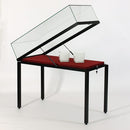 Form Department ATRIUM.T1 – Tischvitrine mit Gasdruckfedern-Öffnung