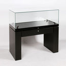 Form Department PODIUM.U4 – Tischvitrine mit Glashaube zum Aufklappen