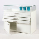 Form Department PODIUM.S21 – Sockelvitrine mit Schubladen und Staufach