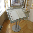 Form Department  ATRIUM.Z13 – Pultvitrine für Buch- oder Dokumenten-Präsentation