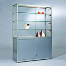 Form Department SMART.R15 – Schrankvitrine breit, mit Unterschrank