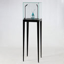 Form Department PODIUM.E45 – Edle Schmuckvitrine mit handgefertigtem Metallgestell