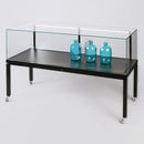 Form Department ATRIUM.T49 – Breite Tischvitrine mit hoher Glashaube