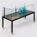 Form Department ATRIUM.T49 – Breite Tischvitrine mit hoher Glashaube