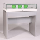 Form Department ATRIUM.U9 – Tischvitrine mit Klapp-Öffnung auf Portal- Unterbau