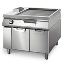 Plaque de cuisson électrique Virtus & Mastro, moitié lisse, moitié rainurée, sur un socle à portes, actionnable des deux côtés.