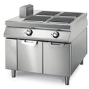 Plaque de cuisson électrique Virtus & Mastro à 4 foyers carrés sur un meuble bas avec portes et commandes des deux côtés.