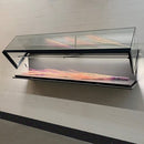 Form Department ATRIUM.W80 – Breite Wandvitrine mit Klapp-Öffnung