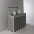 Form Department ATRIUM.P16 – Glasvitrine mit Aluminiumsockel